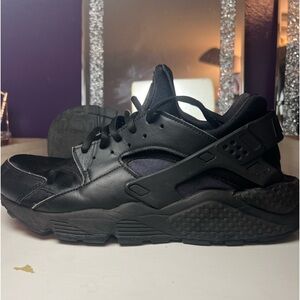 Nike Women's Air Huarache Shoes Size 11 Priced to sell